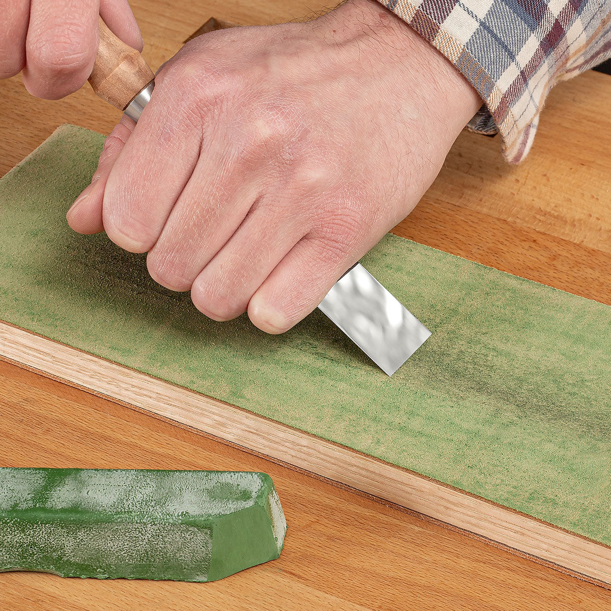 Honing a flawless edge on a Blue Spruce Chisel using compound and the suede leather side of the Leather Paddle Strop.