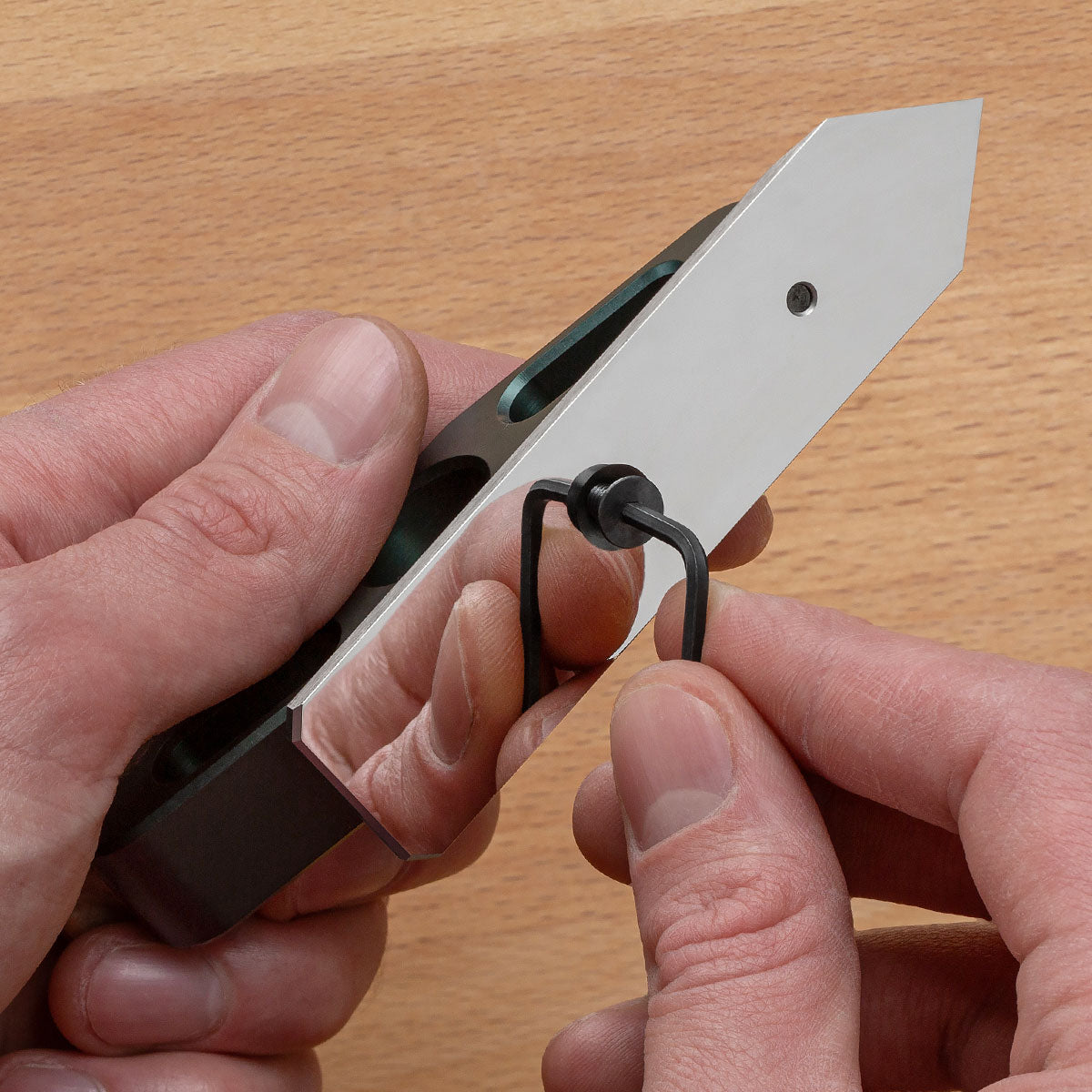 You can easily and quickly change the blade on your Optima Chisel Plane.