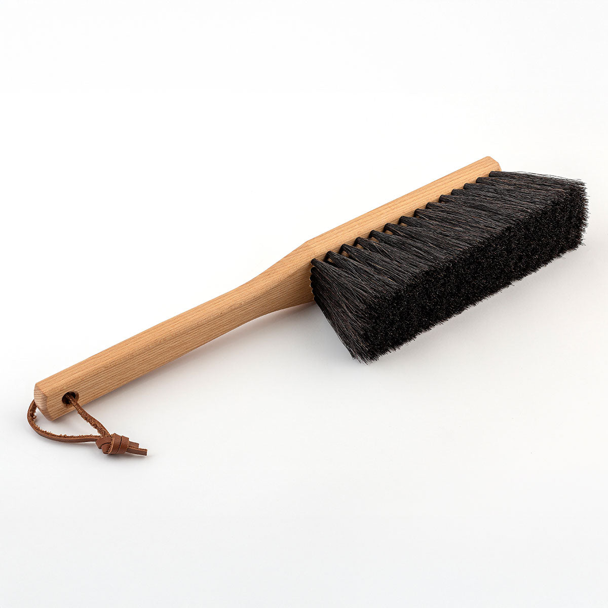 European Beech Bench Brush features a 6” brushhead with the same high-quality horsehair bristles as the broom.