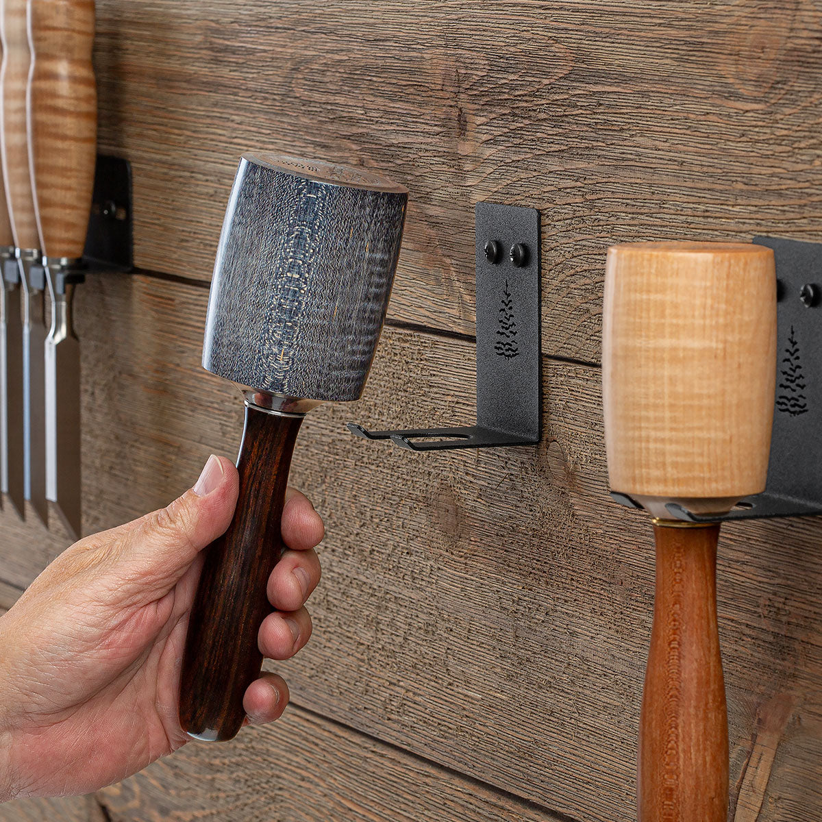 Handy wall-mountable rack-it lets you keep your Round Mallet on display on close by.